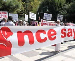 Avcılar'da rahibeli afişe sert tepki