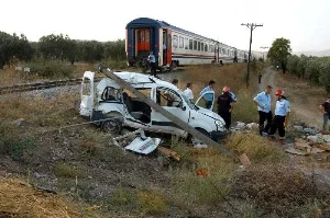 Bandırma treni otomobili biçti!