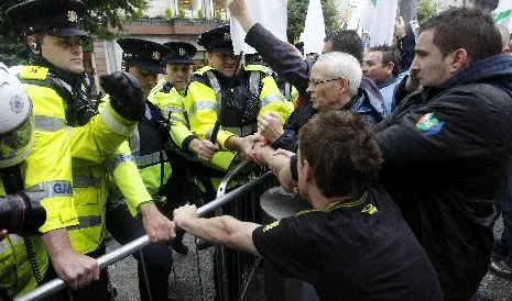 Blair'i, Dublin'de savaş karşıtları protesto etti
