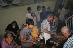 Cami avlusunda mangal keyfi