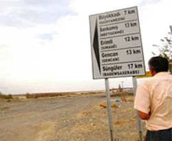 Diyarbakır'da 91 köye Kürtçe tabela asıldı