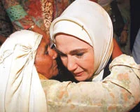 Emine Erdoğan, Pakistan halkıyla kucaklaştı