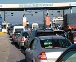 Feribottan otomobil düştü