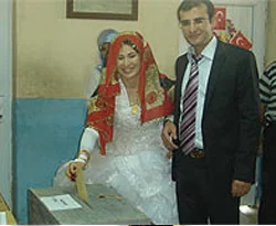 Gelinlikleri ile sandığa koştular