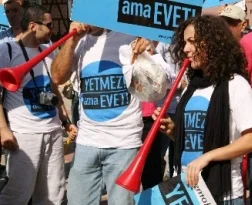 Genç Siviller, vuvuzela çalıp "evet" için yürüdü