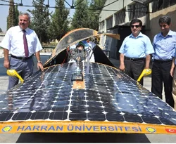 Güneş enerjisi ile çalışan araba