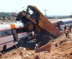 Hızlı yolcu treni, kamyonu biçti