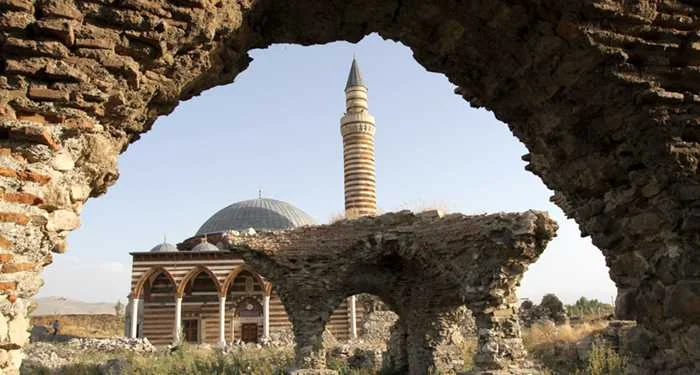 Hüsrev Paşa Külliyesi, restore ediliyor
