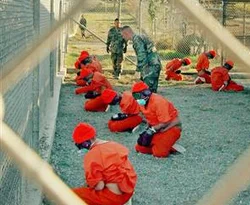 İki Guantanamo tutuklusu Almanya'ya getirildi