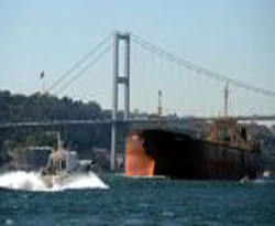 İstanbul Boğazı'nda dev yük gemisi