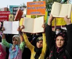 Kur'an yakmaya karşı ABD bayrağı yaktılar