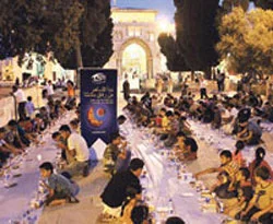 Mescid-i Aksa bahçesinde iftar