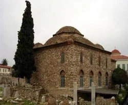 Müslümanlar cami için dua ediyor