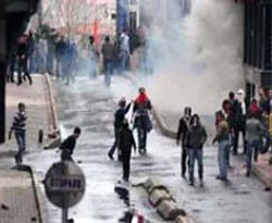 PKK sempatizanları polise saldırdı