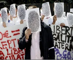Romanları sınır dışı eden Sarkoz'ye öfke