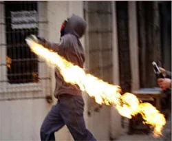 Sabıkalı taraftarın bombası elinde patladı