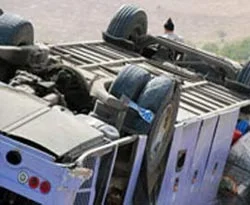 Sakarya'da midibüs devrildi: 17 yaralı