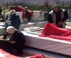 Şehitliklerde dua ve gözyaşı