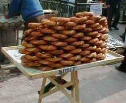 Simitçi hırsızları yakaladı
