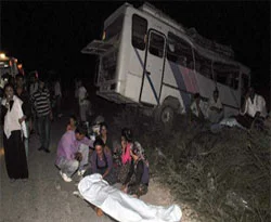 Tarım işçilerini taşıyan midibüs devrildi