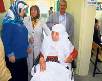 Tekerlekli sandalyede oy kullandı!