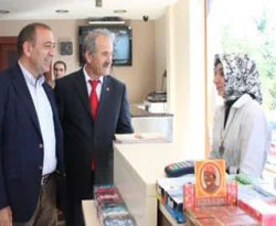 Tekin'den 'Rahibe' benzetmeli afişe tepki