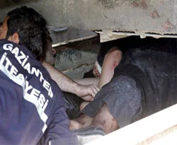 Tramvay altında alan karısını teselli etti