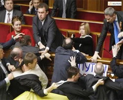 Ukrayna'da parlamento yine kilitlendi