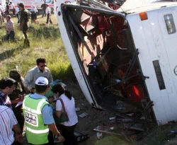 Yolcu otobüsü devrildi: 32 kişi yaralandı