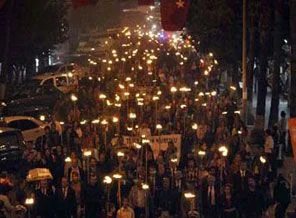3 bin kişi meşalelerle yürüdü