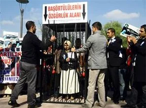 Ankara'da kafesli başörtüsü eylemi