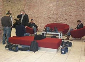 Başbakan'ı takip eden gazetecilere ofis