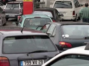 Bu benzin kuyruğu da neyin nesi?