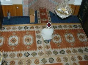 Camide tek başına namaz kılıyor