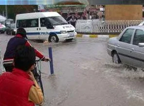 Çorum'da yağmur hayatı durdurdu