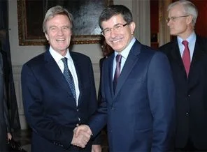 Davutoğlu, Kouchner ile bir araya geldi