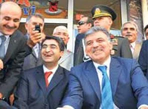 Dengbejlerle çay içip Kürtçe kaside dinledi