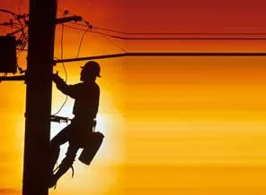Elektrik direğinde yıldırım çarptı