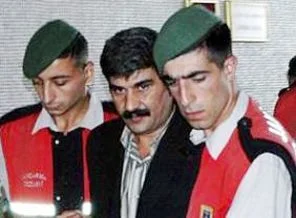 Ergenekon sanığından Perinçek'e yumruk