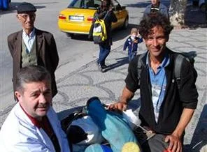 Eşek sırtında ülkeleri geziyor
