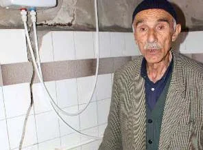 Evlerini halatla ağaçlara bağladılar