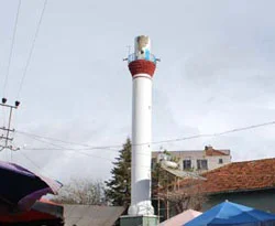 Fırtınada minare yıkıldı, çatılar uçtu