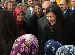Geçerken yolunu kestiler ve...