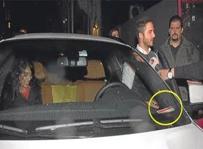 Gökhan Özen TBMM kartıyla geziyor