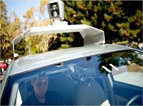 Google'ın şoförsüz arabası trafikte!
