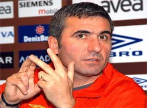 Hagi imzaladı