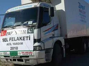 İHH'dan Pakistan'a 4 kamyon malzeme