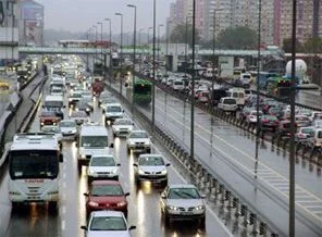 İstanbul'da yağış trafiği teslim aldı
