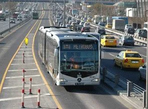 Kamyonet Metrobüs yoluna girdi