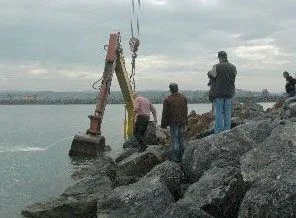 Karasu'da iş makinesi denize düştü
